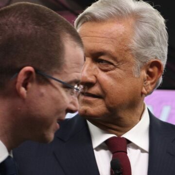 AMLO baja de la contienda electoral a Ricardo Anaya