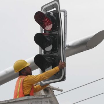 Otra batería más que se roban de los respaldos de paneles solares de los semáforos en la capital de Querétaro