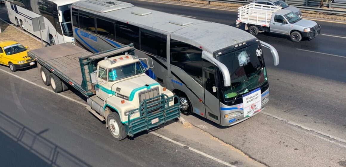 Se manifiestan transportistas de la AMOTAC en la autopista México-Querétaro; exigen seguridad y apoyo por pandemia