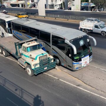 Se manifiestan transportistas de la AMOTAC en la autopista México-Querétaro; exigen seguridad y apoyo por pandemia