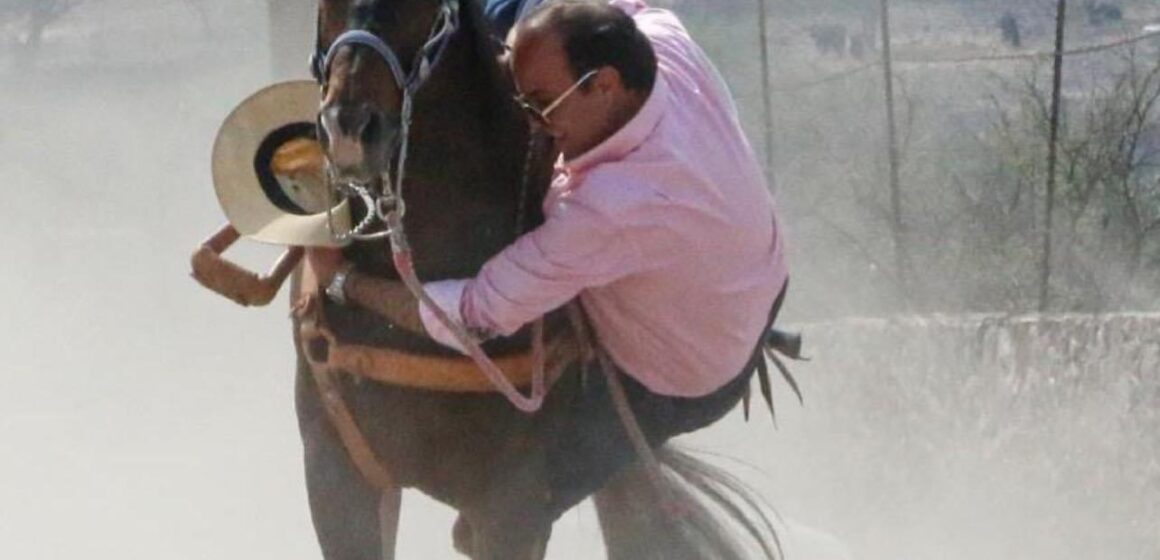 Juan Carlos Martínez asiste a cabalgata, casi cae a galope