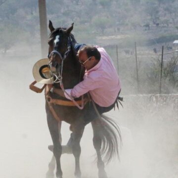 Juan Carlos Martínez asiste a cabalgata, casi cae a galope