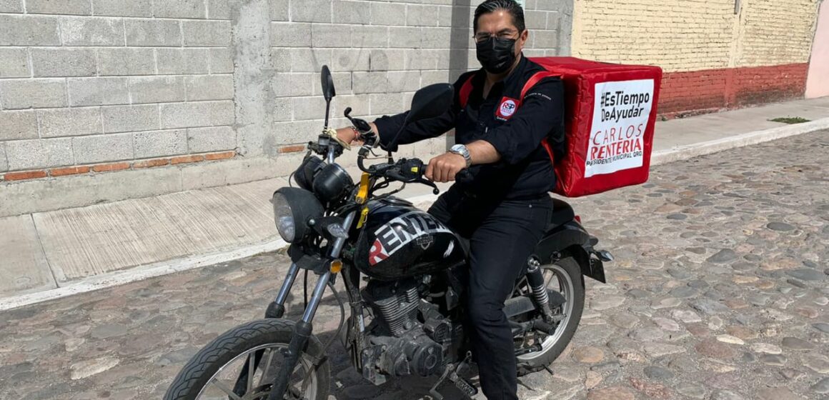 Carlos Rentería de repartidor en moto