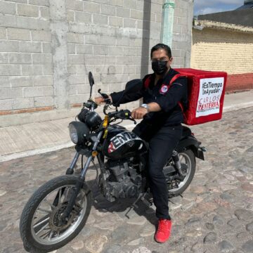 Carlos Rentería de repartidor en moto