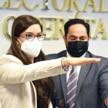 Entregan constancia a Teresita Sánchez como presidenta del IEEQ