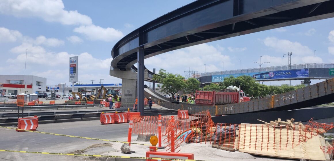 Se desploma trabe de puente en construcción en Bernardo Quintana