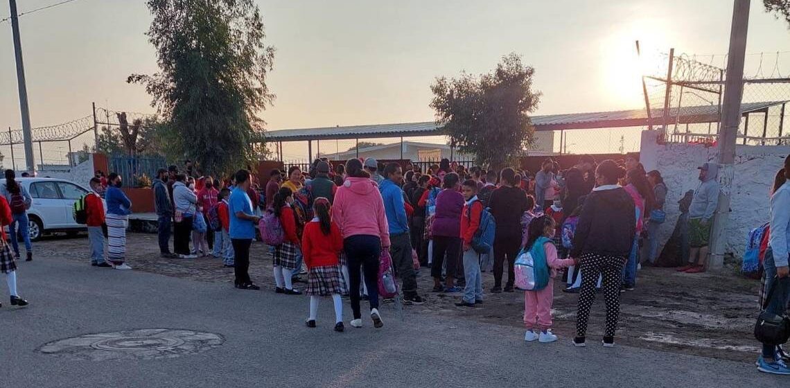 Padres de familia cerraron escuela ante falta de maestro