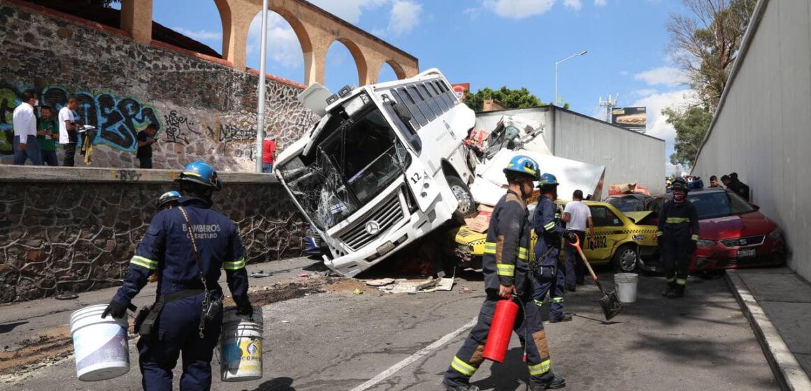 Tráiler se queda sin frenos y provoca carambola en la colonia Colinas de Cimatario