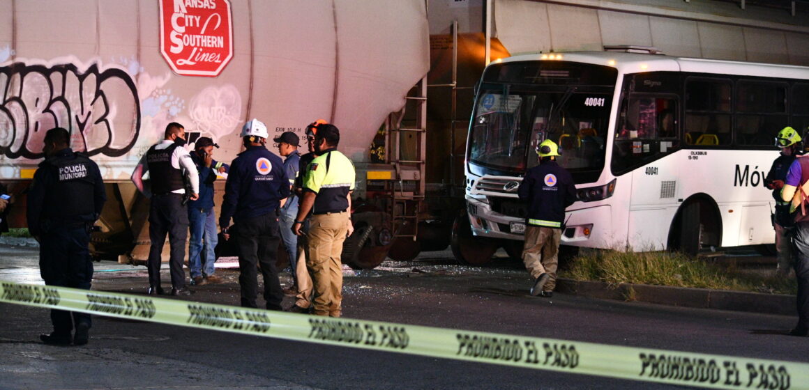 Tren embiste a camión de transporte público en Los Molinos