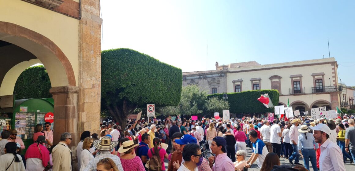 Marchan diversas organizaciones y sociedad civil en defensa del INE, en Querétaro.