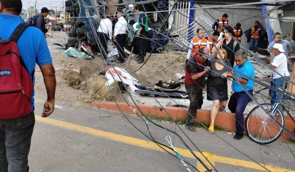 FOTOS Fuerte choque en la México-Querétaro dejó al menos 3 muertos y 29 heridos