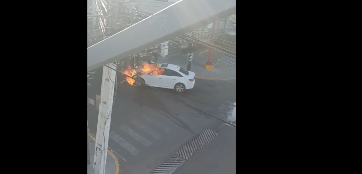 VIDEO – Se quema vehículo en la lateral de Bernardo Quintana