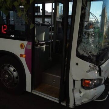 Choca Qrobús con vehículo particular en el centro