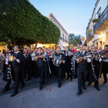 Reconocen a Estudiantina UAQ por 60 años de trayectoria musical