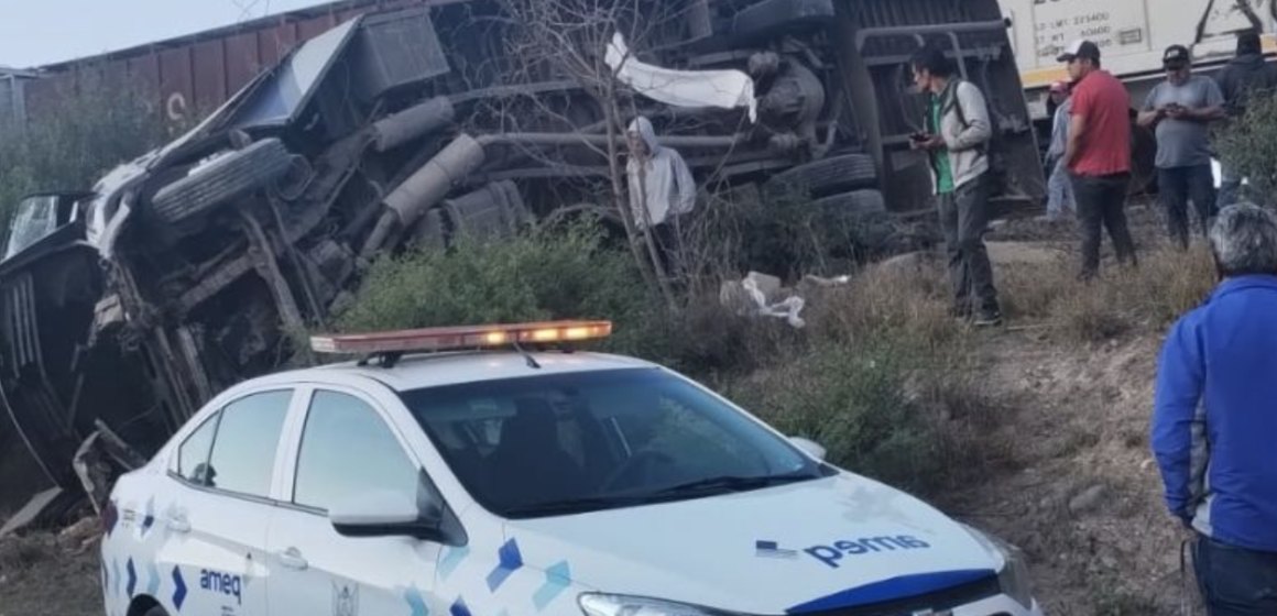 Camión choca con tren en Atongo, El Marqués; reportan 7 muertos