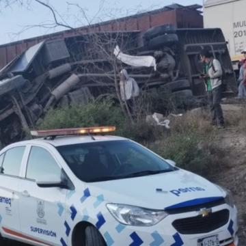 Camión choca con tren en Atongo, El Marqués; reportan 7 muertos