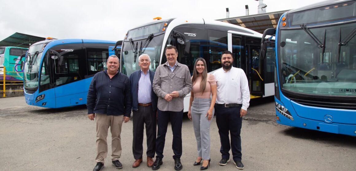 Supervisa Gobernador ensamble de nuevos camiones del transporte público