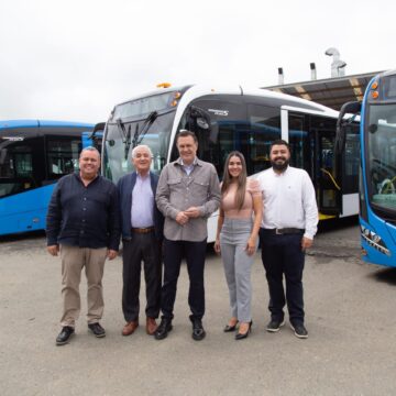 Supervisa Gobernador ensamble de nuevos camiones del transporte público