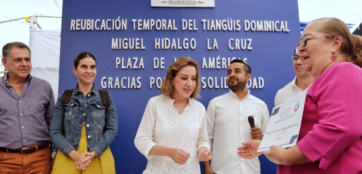 Reconoce Lupita Murguía a tianguistas de “La Cruz”