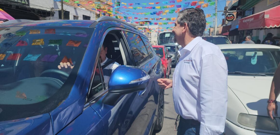 Luis Humberto Fernández, candidato de Morena recorrió el tianguis y el mercado de SRJ