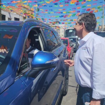 Luis Humberto Fernández, candidato de Morena recorrió el tianguis y el mercado de SRJ