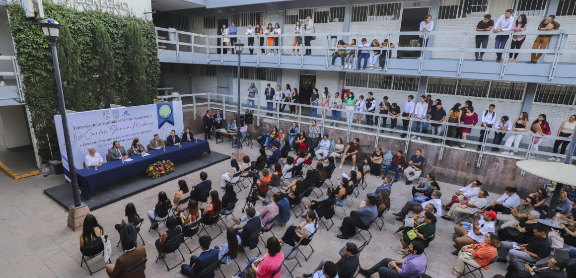 Entrega Derecho UAQ Medalla al Mérito Académico 