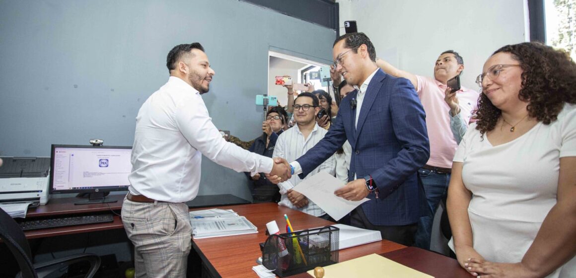 Chepe Guerrero se registra como candidato a presidente municipal de Corregidora ante el IEEQ municipal