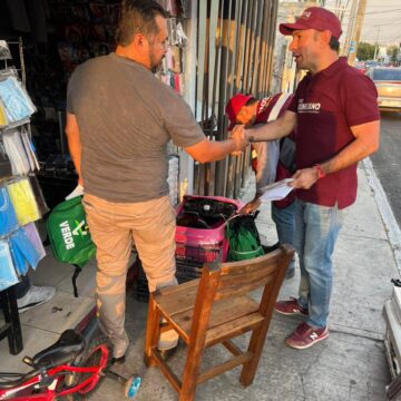 Recorre Max 03 distrito local entregando su propuesta a ciudadanos de mano en mano.