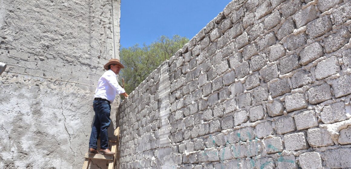 MURO COLOCADO EN ACEQUIA BLANCA, Y QUE INCOMUNICA A LA COMUNIDAD, ES UNA CICATRIZ EN LA CARA DE QUERÉTARO: LUIS HUMBERTO FERNÁNDEZ