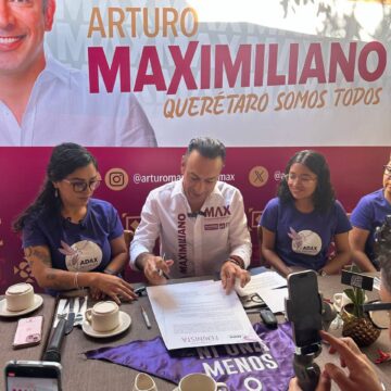 Firma Arturo Maximiliano García agenda feminista con Adax Digitales.