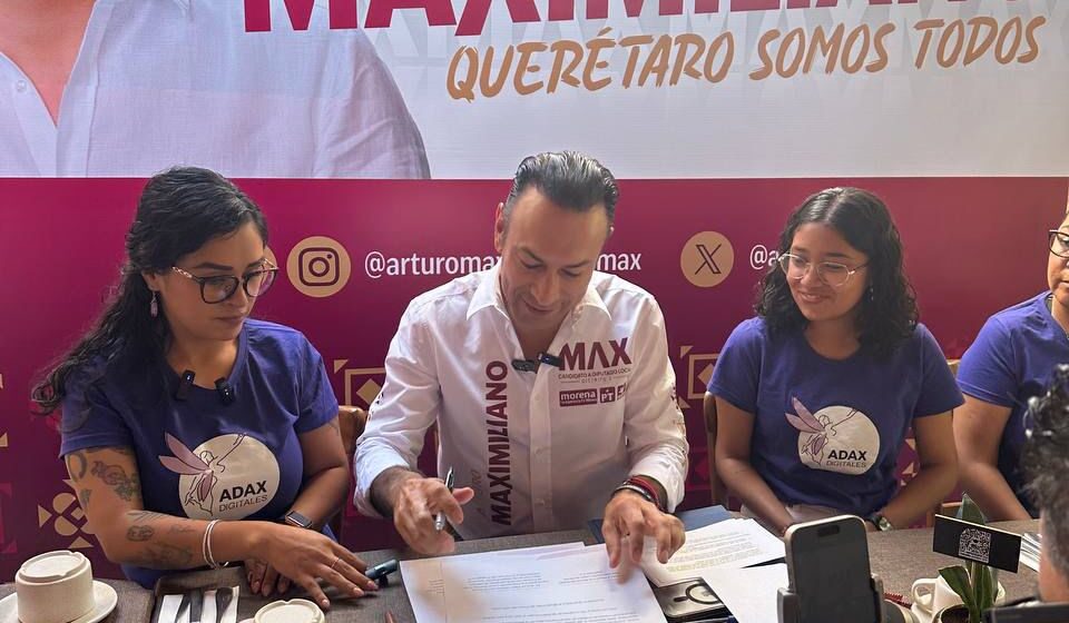 Firma Arturo Maximiliano García agenda feminista con Adax Digitales.