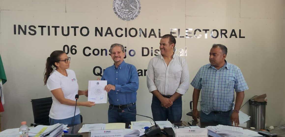 RECIBE LUIS HUMBERTO FERNÁNDEZ CONSTANCIA QUE LO ACREDITA COMO DIPUTADO FEDERAL ELECTO DE QUERÉTARO 