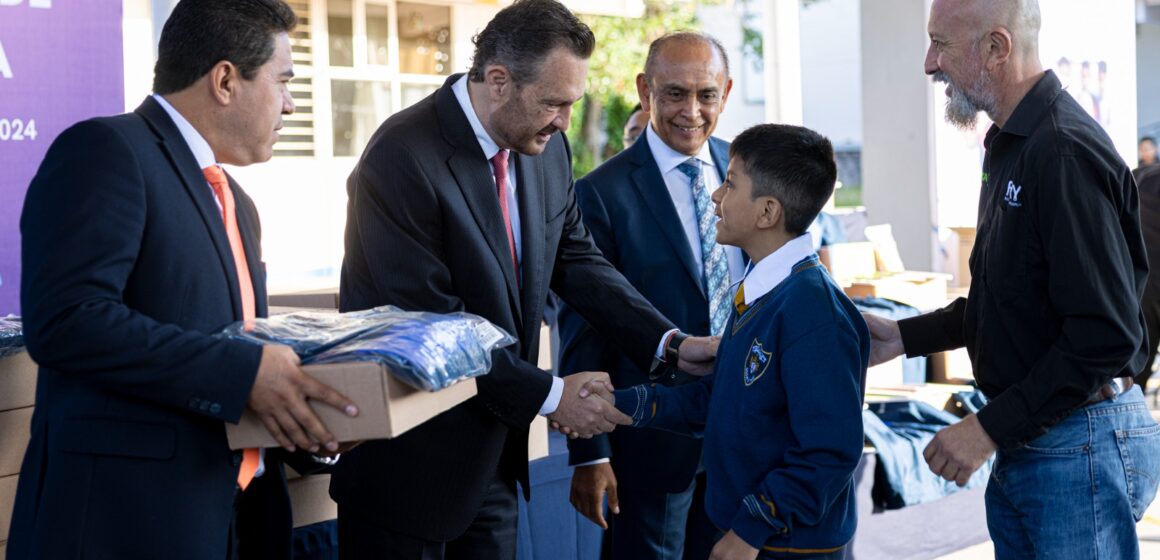 Entrega Gobernador útiles escolares y uniformes deportivos a estudiantes de educación básica