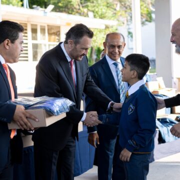 Entrega Gobernador útiles escolares y uniformes deportivos a estudiantes de educación básica