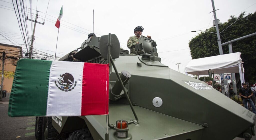 Testifica Gobernador el desfile cívico militar del CCXIV Aniversario del inicio de la lucha de Independencia de México