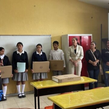 Entrega USEBEQ equipos de cómputo en telesecundaria