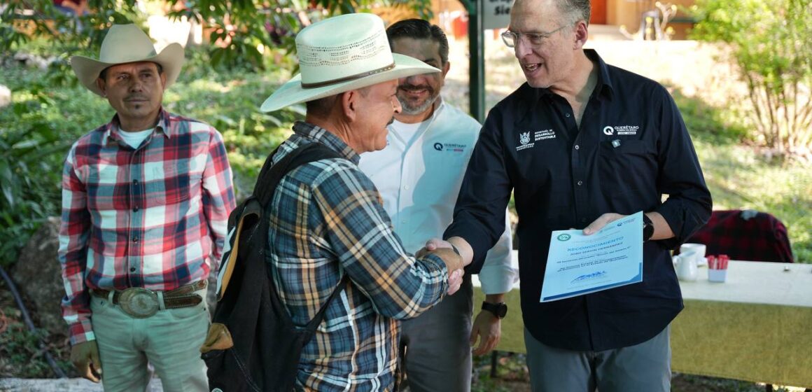 Reconoce Marco Del Prete a propietarios forestales de la Sierra Gorda